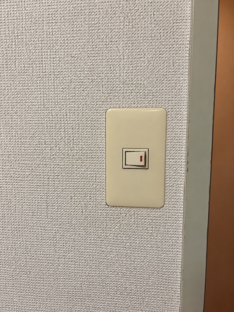 経年で黄ばんだ乳白色のスイッチプレート（フルカラーシリーズ）